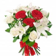 Букет квітів з лілій і троянд