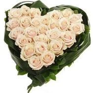 Композиция в форме сердца из роз