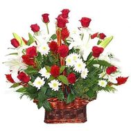 Корзина цветов из 19 роз, 9 хризантем и 3 лилий