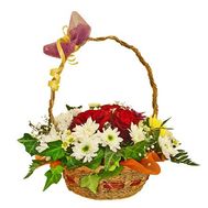 Корзина цветов из 7 роз и 8 хризантем