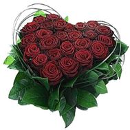 Композиція у формі серця з 25 червоних троянд