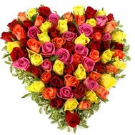 Композиция в форме сердца из 73 роз
