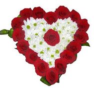 Heart-shaped composition of roses and chrysanthemums