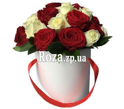 Коробка с красными и белыми розами Коробка с красными и белыми розами