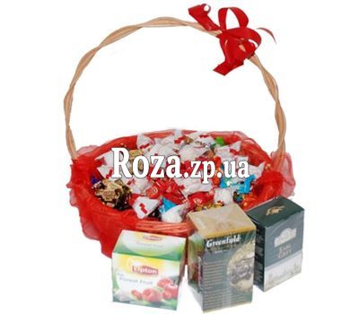 Кошик солодощів з цукерок і чаю