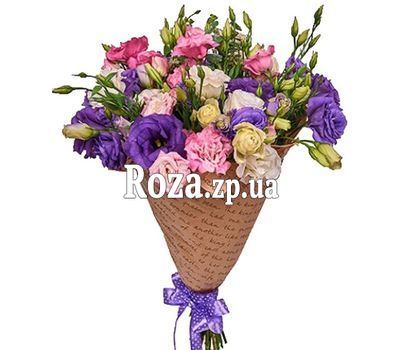 Різнобарвні еустоми в крафт папері Різнобарвні еустоми в крафт папері