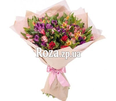 Симпатичный букет альстромерий