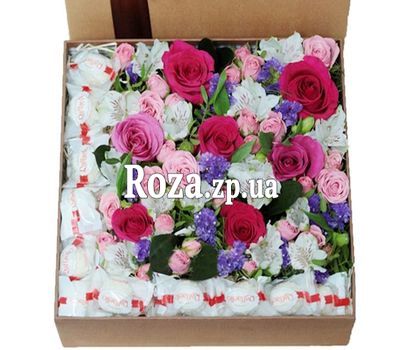 Большая коробка с цветами и рафаэлло Большая коробка с цветами и рафаэлло