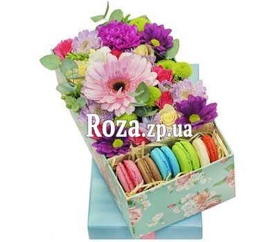 Flowers and macaroons in a box Flowers and macaroons in a box