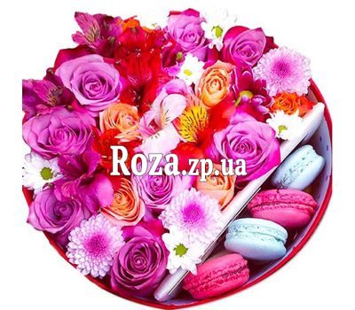 Цветы в коробке с пирожными Цветы в коробке с пирожными