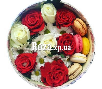 Коробочка цветов с макарунами Коробочка цветов с макарунами
