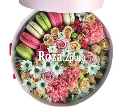 Круглая коробка с цветами и макарунс Круглая коробка с цветами и макарунс