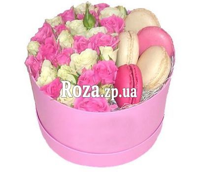 Кустовые розы и макаруны в коробочке Кустовые розы и макаруны в коробочке