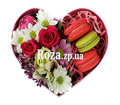 Маленькое сердце с макарунами Маленькое сердце с макарунами