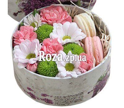 Міні коробка з квітами і макарунами Міні коробка з квітами і макарунами