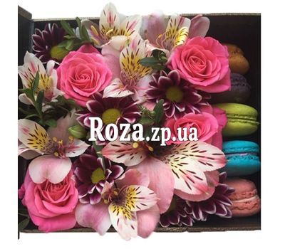 Small box with flowers and macaroons Small box with flowers and macaroons