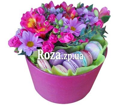 Новомодная коробочка с цветами и макарунами Новомодная коробочка с цветами и макарунами