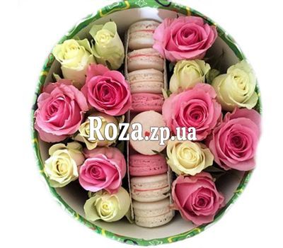 Розы и макаруны в коробке Розы и макаруны в коробке