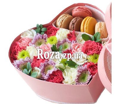 Сердце с цветами и макарунами Сердце с цветами и макарунами