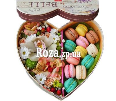 Сердце с орхидеей и макарунами Сердце с орхидеей и макарунами