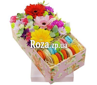 Яркая коробка цветов с макарунами Яркая коробка цветов с макарунами