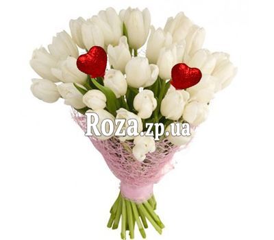 35 білих тюльпанів з сердечками