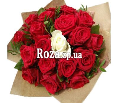 Букет червоних троянд з 1 білою трояндою