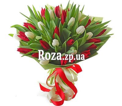 Букет из красных и белых тюльпанов