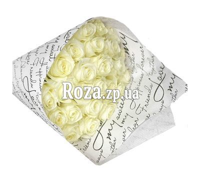 Белые розы в газете