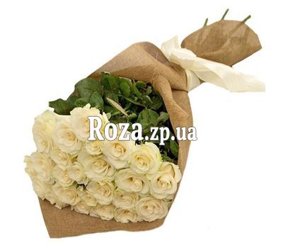Букет белых роз в оригинальном оформлении