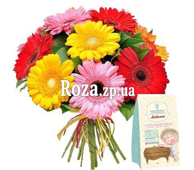 Букет цветов и конфеты Букет цветов и конфеты