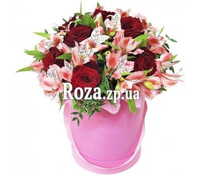 Элегантная коробка цветов из роз и альстромерий Элегантная коробка цветов из роз и альстромерий