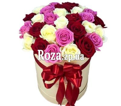 Композиция в коробке из роз разных цветов Композиция в коробке из роз разных цветов