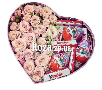 Коробка кустовых роз со сладостями