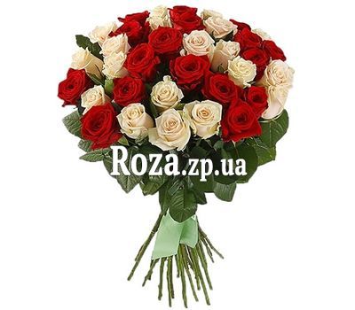 Красные и кремовые розы в очаровательном букете Красные и кремовые розы в очаровательном букете