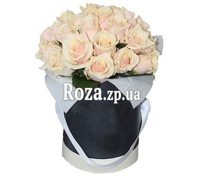 Кремовые розы в круглой коробке Кремовые розы в круглой коробке