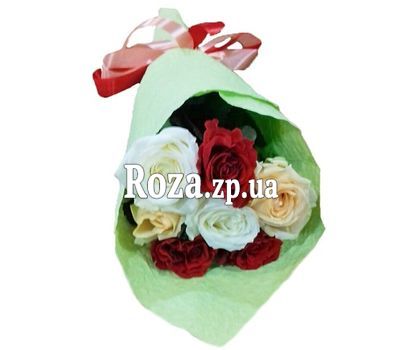 Небольшой милый букет роз Небольшой милый букет роз