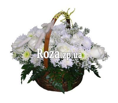 Корзина из 7 роз и 10 хризантем Корзина из 7 роз и 10 хризантем