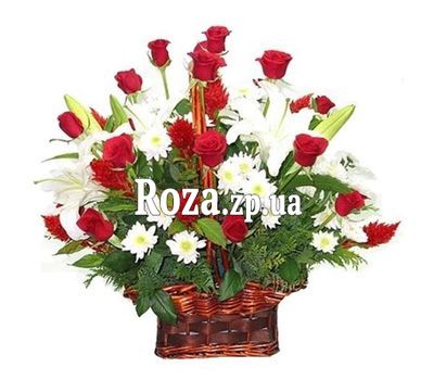Корзина цветов из 19 роз, 9 хризантем и 3 лилий Корзина цветов из 19 роз, 9 хризантем и 3 лилий