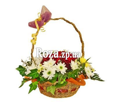 Корзина цветов из 7 роз и 8 хризантем Корзина цветов из 7 роз и 8 хризантем